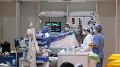 Sanitarios del Hospital Universitario Central de Asturias (HUCA), en Oviedo, atienden a pacientes graves afectados por covid-19, en la UCI instalada en el gimnasio del centro hospitalario.