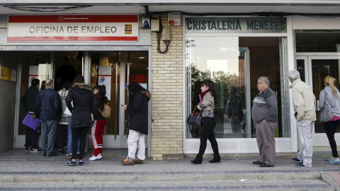 La tasa de paro descenderá hasta el 19,5% en 2016, desde el 21,18% actual, y caerá dos décimas adicionales en 2017, hasta el 19,3%.- EUROPA PRESS