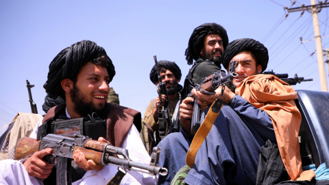 02/09/2021 Los talibanes patrullan frente al aeropuerto de Kabul, Afganistán