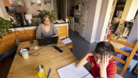 Soledad, estrés y sentimiento de culpa, así estamos las mujeres tras un año de covid