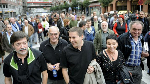 La abogada Jone Goirizelaia (2d), junto a los dirigentes abertzales Arnaldo Otegui (c) o Rafa Díez Usabiaga (i), entre otros; en una manifestación por la independencia del País Vasco /EFE