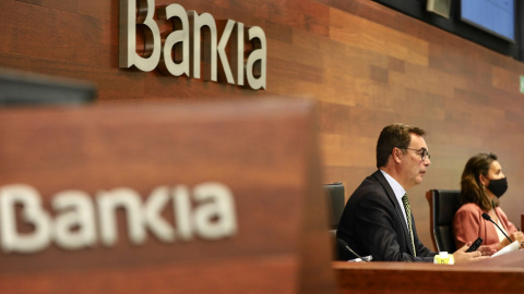 El consejero delegado de Bankia, José Sevilla, y la directora general adjunta de Comunicación y Relaciones Externas, Amalia Blanco, durante la presentación de los resultados hasta el tercer trimestre de 2020 de la entidad. E.P./Jesús Hellín