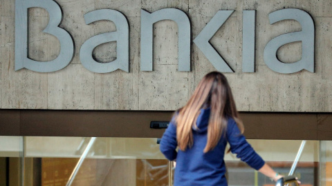 Una mujer entra en la oficina de la sede central de Bankia en Valencia. EFE/Kai Försterling