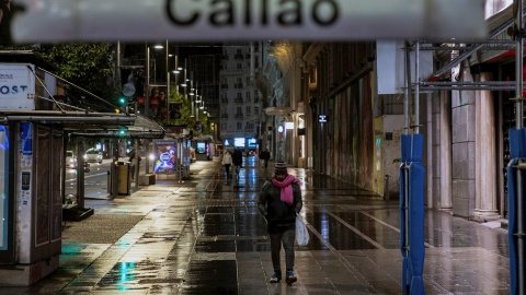 La Gran Vía desde la Plaza del Callao en la primera jornada de toque de queda en la capital.