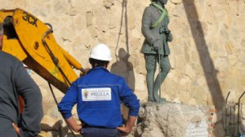 Veteranos de la Legión se concentran en Melilla cantando 'Soy el novio de la muerte' para protestar por la retirada de la estatua de Franco