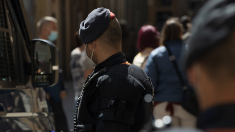 Imagen de archivo de dos agentes de los Mossos d'Esquadra, en Barcelona (Catalunya). - EUROPA PRESS