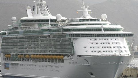 El mayor crucero del mundo, el 'Independence of the Seas', arribó ayer al puerto de Santa Cruz de Tenerife, con aproximadamente 3.600 pasajeros británicos y una tripulación compuesta por 1.200 personas.