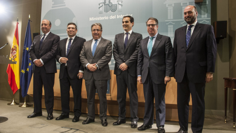 (De izda a dcha): Germán López Iglesias, José Manuel Holgado Merino, Juan Ignacio Zoido, José Antonio Nieto Ballesteros, Gregorio Serrano y Francisco Luis Pérez Guerrero. Fuente: MINISTERIO DEL INTERIOR