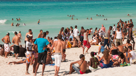 Durante el verano las autoridades aumentan el transporte público hacia las playas se llenan de nacionales. /Raquel Perez