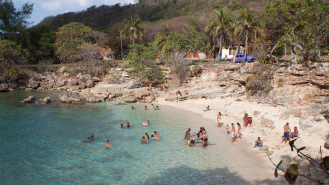 Cientos de miles de cubanos de bajos ingresos acuden los veranos a los campismos populares, como Puerto Escondido, donde una cabaña para 4 personas cuesta apenas 1 euro la noche. /Raquel Perez