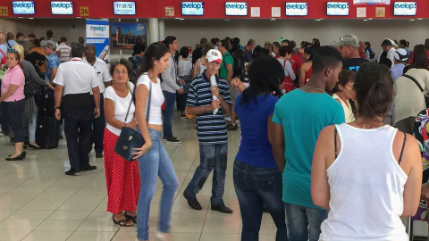 Al aeropuerto de La Habana llegan 19 vuelos semanales de Madrid, por lo que sobran capacidades para enviar turistas cubanos a España. /Raquel Perez