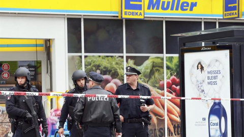 La policía monta guardia frente a un supermercado en Hamburgo (Alemania) hoy, 28 de julio de 2017 en donde, según fuentes policiales, un hombre ha atacado a cuchilladas a varias personas. Una persona ha fallecido y varias resultaron heridas. El sospecho