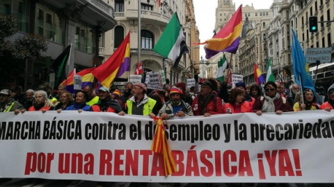 Centenars de persones que es manifesten contra la precarietat en una imatge d'arxiu.