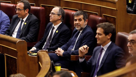 Los diputados de JxCAT, Jordi Sánchez, Jordi Turull y Josep Rull, junto al líder de Ciudadanos, Albert Rivera. - EFE