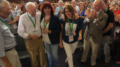 La presidenta andaluza y secretaria general del PSOE-A, Susana Díaz, junto a los expresidentes de la Junta José Antonio Griñan (i) y Manuel Chaves (d); el ex vicepresidente Alfonso Guerra (2i)¡ y la expresidenta del PSOE, Micaela Navarro,c., al comien