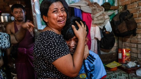 Familiares lloran a un hombre después de que lo mataran a tiros durante las protestas contra el golpe en Myanmar, en Yangon.