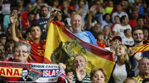 Parte del público observa a la Selección Española de Fútbol contra las Islas Feroe en el estadio de El Molinón (Gijón).