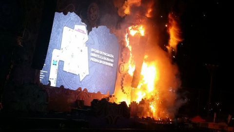 Incendi de l'escenari del Tomorrowland, a Santa Coloma de Gramenet. FOTO: Twitter/@MixelAxel