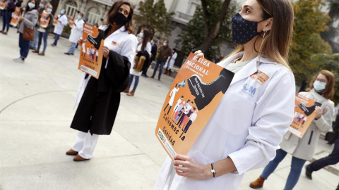 Varios médicos participan en la concentracion convocada por la Confederación Estatal de Sindicatos Médicos (CESM) frente al Congreso de los Diputados, para visibilizar la huelga convocada hoy para todos los médicos de España contra el "decretazo" que