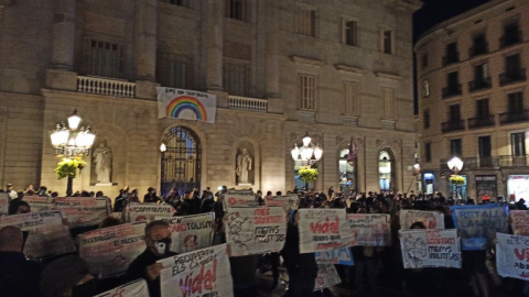 Unes 200 persones es manifesten a la plaça de Sant Jaume de Barcelona en contra del toc de queda. Endavant.