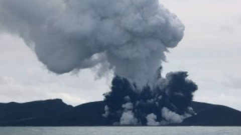 Un volcán en erupción crea una nueva isla en Tonga, en el Pacífico Sur