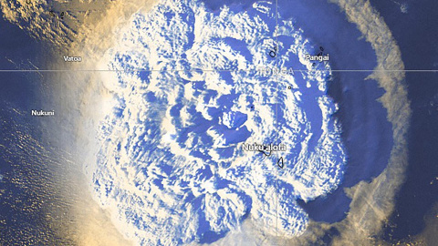 Una imagen satelital proporcionada por los Servicios Meteorológicos de Tonga muestra una erupción explosiva del volcán Hunga Tonga-Hunga Ha'apai