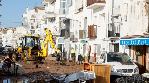 Unos trabajadores participan en los labores de limpieza por los daños causados en les Cases d'Alcanar (Tarragona).