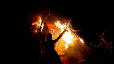 La estatua del general Manuel Baquedano arde durante una protesta contra Piñera el 6 de marzo. EFE/