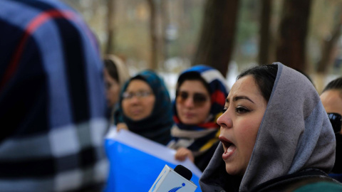 Mujeres y activistas afganas sostienen una pancarta durante una protesta en Kabul, Afganistán, el 12 de enero de 2022.