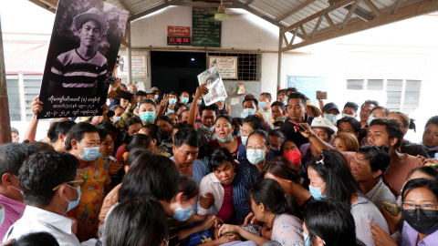 La gente llora mientras asiste al funeral de Kyaw Win Maung, quien fue asesinado a tiros durante una protesta contra el golpe militar, en Mandalay. - Reuters