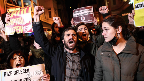 estudiantes turcos gritan consignas durante una protesta tras el suicidio de un estudiante