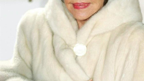 Foto de archivo de la actriz Jeanne Moreau a su llegada a la ceremonia de entrega de los Premios del Cine Europeo en Berlín (Alemania) el 6 de diciembre de 2003. La actriz y directora Jeanne Moreau, considerada la gran dama del cine francés, murió hoy,