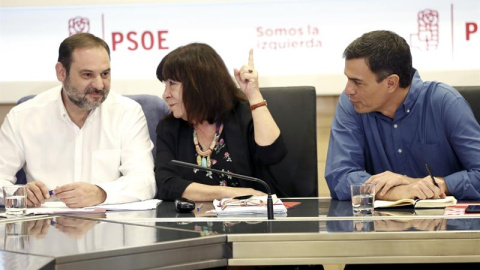 El secretario general del PSOE, Pedro Sánchez (d), la presidenta de la Comisión Ejecutiva Federal del PSOE, Micaela Navarro Garzón, y el secretario de la Organización federal, José Luis Ábalos (i). /EFE