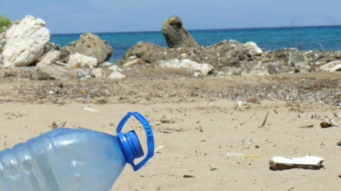 Botella de Plástico arrojada sobre la playa.