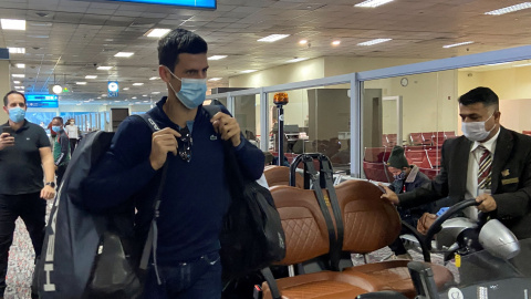 El tenista serbio Novak Djokovic se dirige a la puerta para coger un vuelo a Belgrado en el aeropuerto de Dubái.