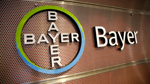 El logotipo de Bayer, en la conferencia de prensa para presentar los resultados anuales de la química alemana, en su sede de Leverkusen. REUTERS / Wolfgang Rattay