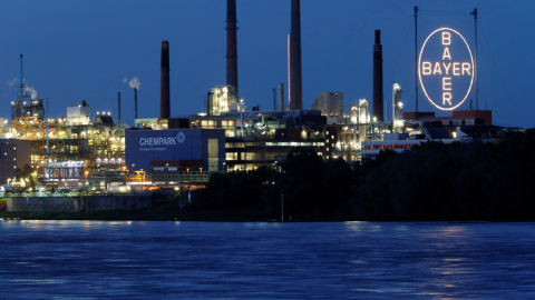 El Chempark, el parque químico más grande de Alemania, donde tiene su sede y su planta principal la firma Bayer, junto al Rin, en Leverkusen. REUTERS / Wolfgang Rattay