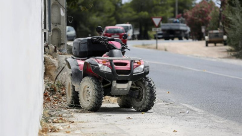 Vista del quad que conducía Ángel Nieto, 'doce más uno' veces campeón del mundo de motociclismo, que permanece ingresado en estado grave en la Policlínica Nuestra Señora del Rosario de Ibiza. /EFE