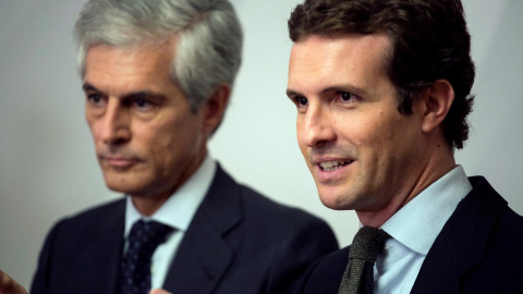 El presidente del PP, Pablo Casado (d), junto a su número dos al Congreso por Madrid, Adolfo Suárez Illana (i). EFE