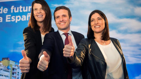 10/01/2019.- El presidente del Partido Popular, Pablo Casado (c), y las candidatas del PP al Gobierno de Cantabria, Ruth Beitia (i), y a la alcaldÍa de Santander, Gema Igual (d), durante la presentación de las candidaturas que se ha celebrado hoy en la 