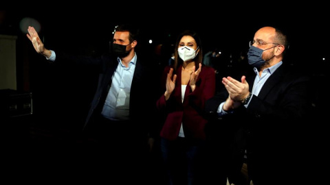 El candidato del PPC a la presidencia de la Generalitat, Alejandro Fernandez (d), junto a su numero dos, Lorena Roldán (c), y el presidente del Partido Popular, Pablo Casado (i), durante el acto final de campaña de las elecciones catalanas del 14F que l