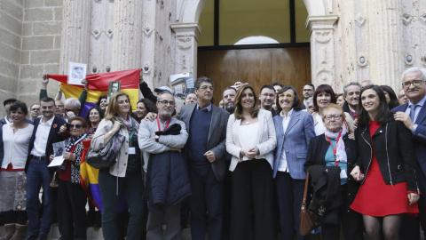 Foto de familia en el Parlamento de Andalucía tras la aprobación de la Ley de Memoria Democrática. EFE