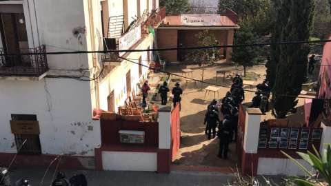 Agents dels Mossos a la Casa Buenos Aires.