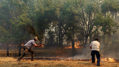 -Vecinos de Villarejo apagan un foco del incendio que se declaró el 14 de Agosto en Navalacruz (Ávila).