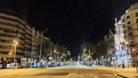 El passeig de Gràcia, buit durant el toc de queda. Maria Rubio