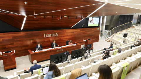 (I-D) El consejero delegado de Bankia, José Sevilla; la directora general adjunta de Comunicación y Relaciones Externas, Amalia Blanco; y el director general adjunto financiero de Bankia, Leopoldo Alvear, durante la presentación de los resultados hasta