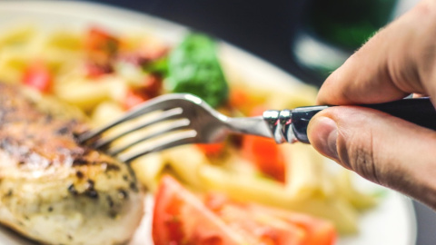 Más de 200.000 toneladas de comida van cada año del plato a la basura en los hogares españoles.