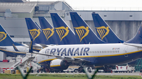 Los aviones de Ryanair se estacionan en la pista del aeropuerto de Dublín.