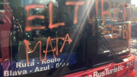 Imagen de la pintada realizada en el frontal del autobús. Twitter