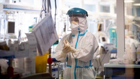 29/10/2020.- Una médica en la Unidad de Cuidados Intensivos (UCI) en un hospital de Roma (Italia).